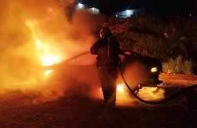 Carro fica totalmente destruído após incêndio em Campos Novos