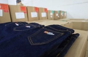 Governo de SC entrega calças jeans do uniforme escolar para estudantes do ensino médio