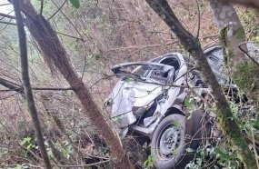 Motorista de aplicativo perde controle e capota após capô abrir na SC-135