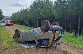 Casal e criança ficam feridos após carro capotar em Rio das Antas
