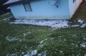 Temporal com granizo causa estragos no interior de Vargem Bonita