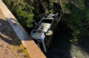 Kombi escolar com gestante e alunos cai em rio após despencar de ponte