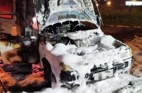 Fiorino fica completamente destruída após pegar fogo no trevo de Campos