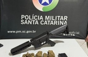 Jovens fogem da PM deixando para trás drogas e réplica de fuzil