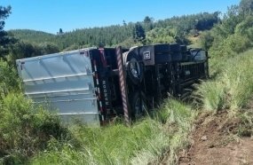 Carreta tomba após se desengatar de cavalo mecânico na BR-153 