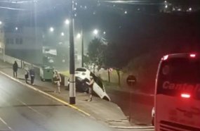 Motorista foge após deixar veículo encavalado em muro no centro de Herval