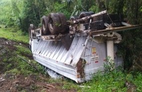 Caminhão graneleiro capota após sair da pista na BR-282