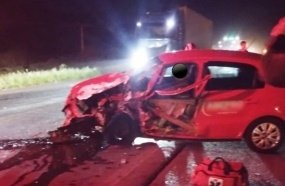Motorista é resgatado das ferragens após colisão na BR-282