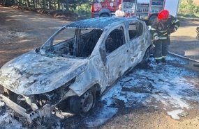 Picape é destruída por incêndio após pegar fogo na SC-350