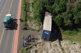 Motorista morre após carreta sair da pista e colidir em árvore