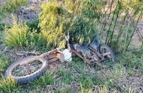 Colisão frontal entre moto de trilha e carro deixa jovem gravemente ferido
