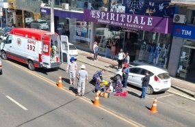 Jovem é socorrido após ser atropelado por carro no centro de Joaçaba