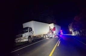 Motorista fica ferido após colidir em caminhão parado na SC-135