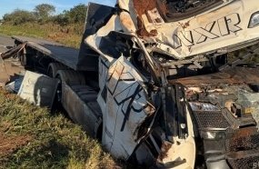 Mulher fica presa às ferragens após carreta capotar na BR-470