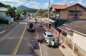 Adolescente fica ferido ao colidir motocicleta contra carro estacionado
