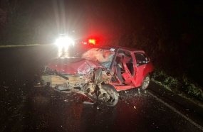 Colisão frontal entre veículos deixa gestante ferida na BR-282
