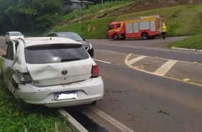 Jovem fica ferido após carro derrubar poste e capotar na SC-150