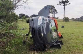 Idosa morre após carro sair da pista e capotar na SC-114