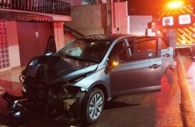 Passageira fica ferida após carro colidir contra muro no centro de Tangará