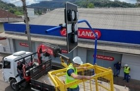 Luzerna instala o primeiro semáforo inteligente do Brasil