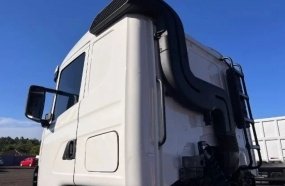Cavalo mecânico cai sobre homem durante manutenção de carreta