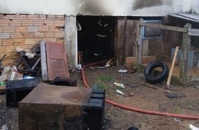 Incêndio em porão com materiais inflamáveis mobiliza bombeiros