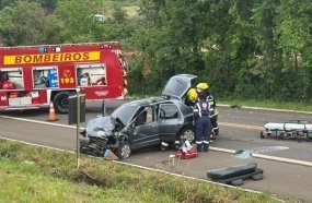 Mulher fica presa às ferragens após colisão frontal na BR-153