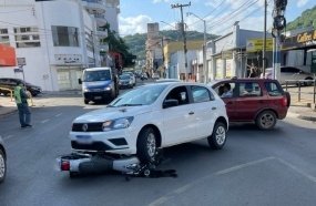 Moto para debaixo de carro após colisão no centro de Capinzal