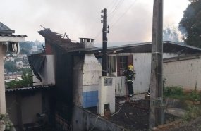 Casa de dois andares é destruída por incêndio durante a madrugada