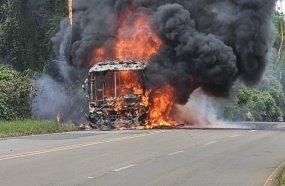 Ônibus fica destruído após pegar fogo entre Ouro e Lacerdópolis