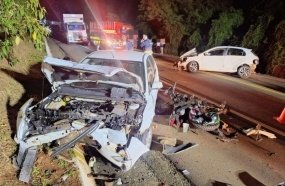 Colisão de moto com dois carros mata jovem e adolescente na BR-282