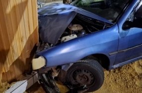 Ladrão colide contra casa após furtar carro e ser perseguido pela Polícia Militar 