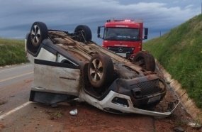 Homem de 50 anos fica ferido após capotamento na BR-470