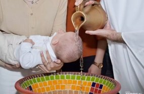 Foto de batismo viraliza ao mostrar água formando imagem de terço
