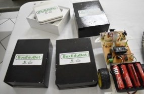 Unoesc e Receita Federal entregam kits de robótica à Escola Nelson Pedrini