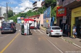 Mulher tomba carro após colisão contra veículo estacionado