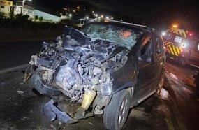 Motorista morre após colisão frontal entre carro e carreta na BR-282