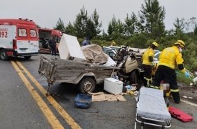 Colisão frontal entre veículos deixa três pessoas feridas na BR-470
