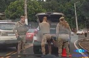 Foragido é preso em veículo de aplicativo ao buscar drogas para vender em Capinzal