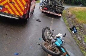 Motociclista é socorrido inconsciente após colisão contra caminhão 