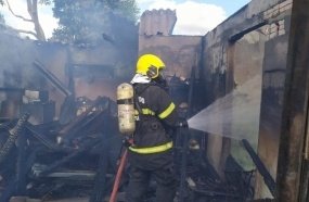 Casa é consumida pelo fogo após queima de recicláveis sair do controle