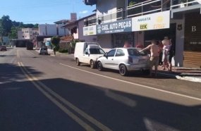 Jovem colide em carro estacionado após passar mal ao volante