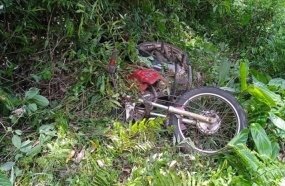 Jovem é socorrido com suspeita de fraturas após queda de moto na SC-390