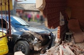 Carro desgovernado invade residência após atropelar dois pedestres 