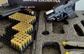 Motorista abandona carro com pistola e munições após capotar durante perseguição