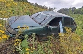 Motorista morre após carro sair da pista e despencar em barranco