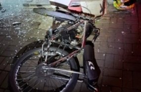 Fuga de adolescentes com ciclomotores termina em colisão contra padaria