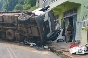 Casal fica preso às ferragens após caminhão tombar sobre o carro no centro de Herval 