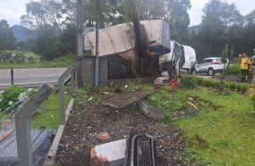 Jovem morre após caminhão sair da pista e atingir árvore na SC-418