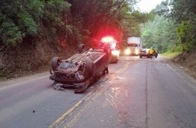 Duas pessoas ficam feridas após carro capotar na SC-150